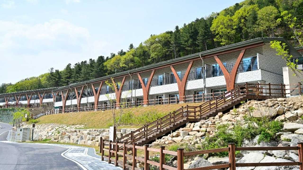 숲을 등진 언덕 위에 길게 들어선 숙박동 외관. / 국립진안고원산림치유원