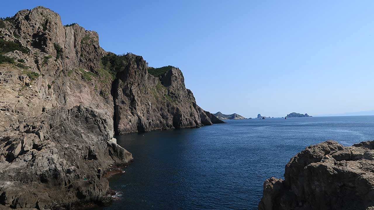 나바론하늘길에서 바라본 해안 절벽과 푸른 바다. / 대한민국 구석구석