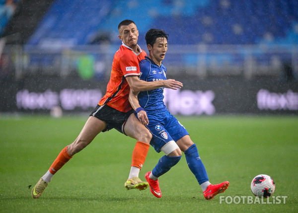 플라나(왼쪽, 화성FC), 이상민(오른쪽, 수원 삼성). 서형권 기자