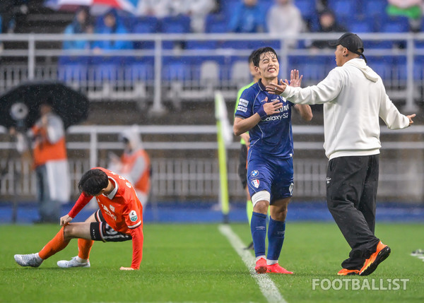 이상민(가운데, 수원 삼성), 차두리 감독(오른쪽, 화성FC). 서형권 기자