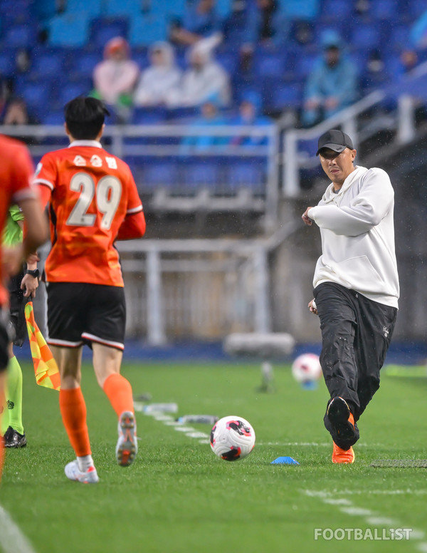 차두리 감독(오른쪽, 화성FC). 서형권 기자