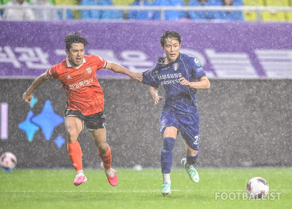 김대환(왼쪽, 화성FC), 강성진(오른쪽, 수원 삼성). 서형권 기자