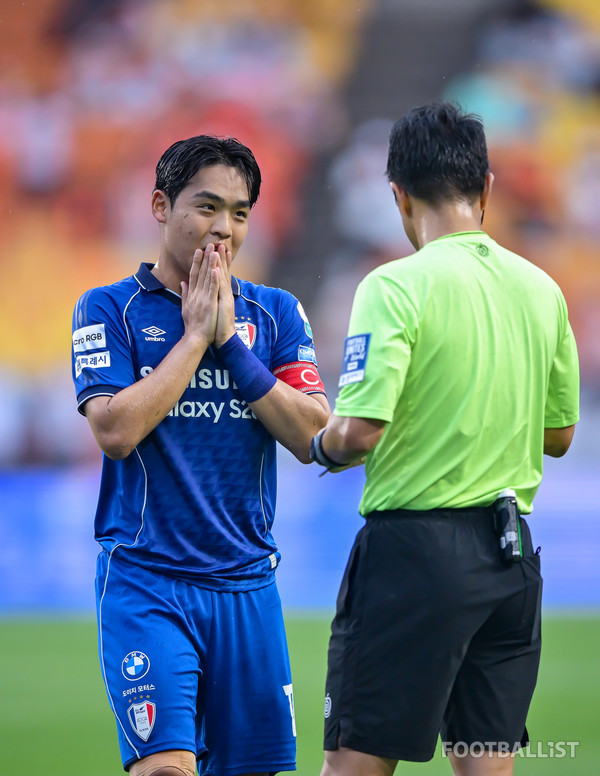 강현묵(왼쪽, 수원 삼성), 김용우 주심(오른쪽). 서형권 기자
