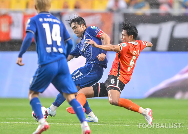 강현묵(가운데, 수원 삼성), 양시후(오른쪽, 화성FC). 서형권 기자