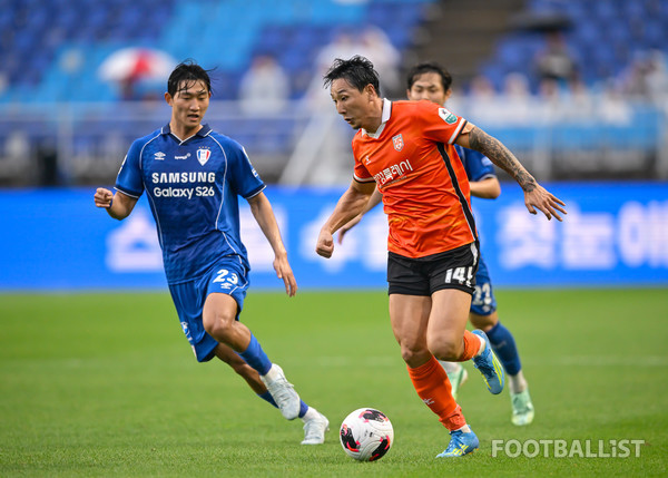 김민우(왼쪽, 수원 삼성), 김병오(오른쪽, 화성FC). 서형권 기자