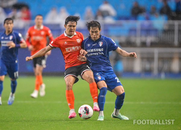 김대환(왼쪽, 화성FC), 강성진(오른쪽, 수원 삼성). 서형권 기자