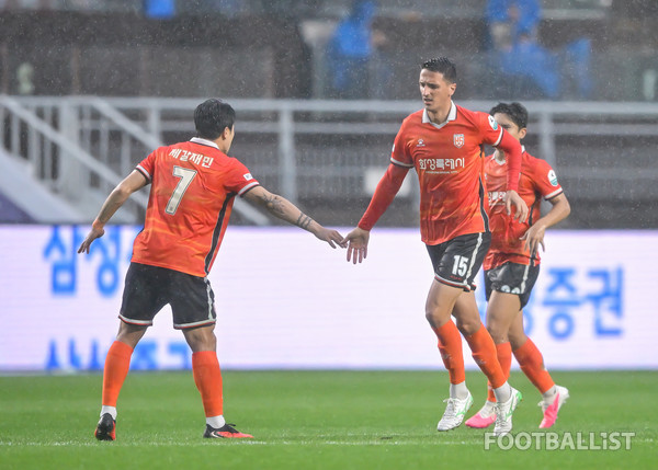 제갈재민(왼쪽), 보이노비치(오른쪽, 화성FC). 서형권 기자