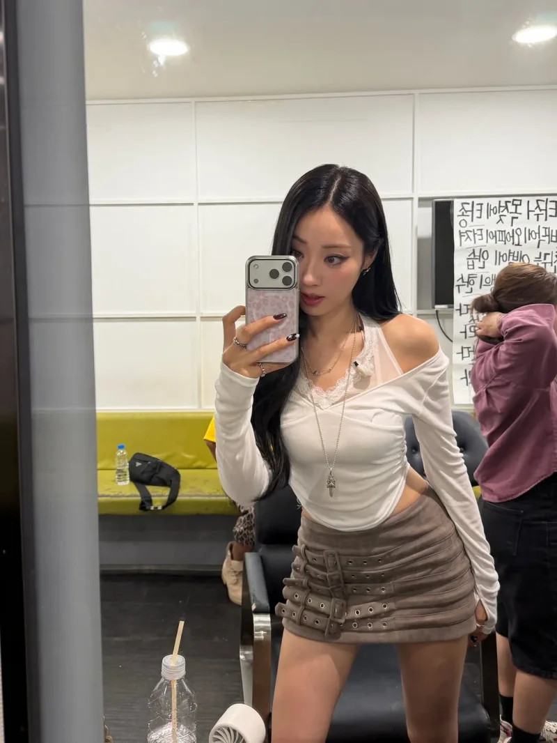거울 셀카를 찍은 경리 / 사진=인스타그램 @gyeongree