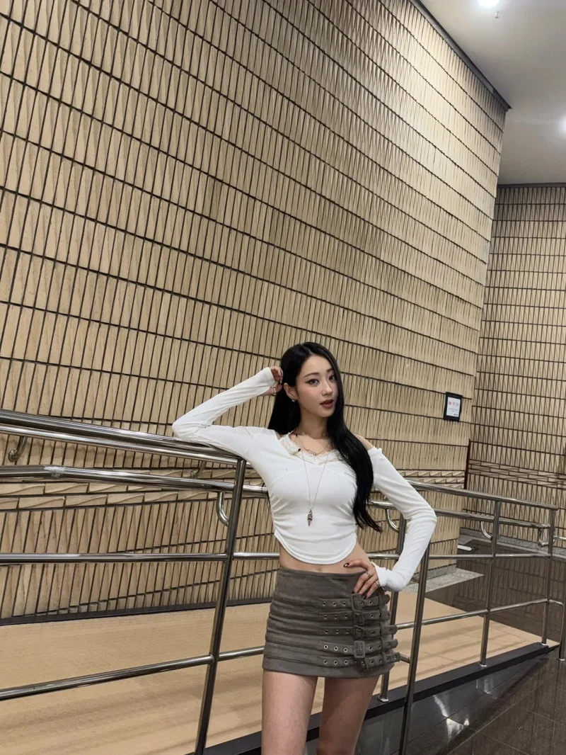 계단 난간에 기대 포즈를 취한 경리 / 사진=인스타그램 @gyeongree