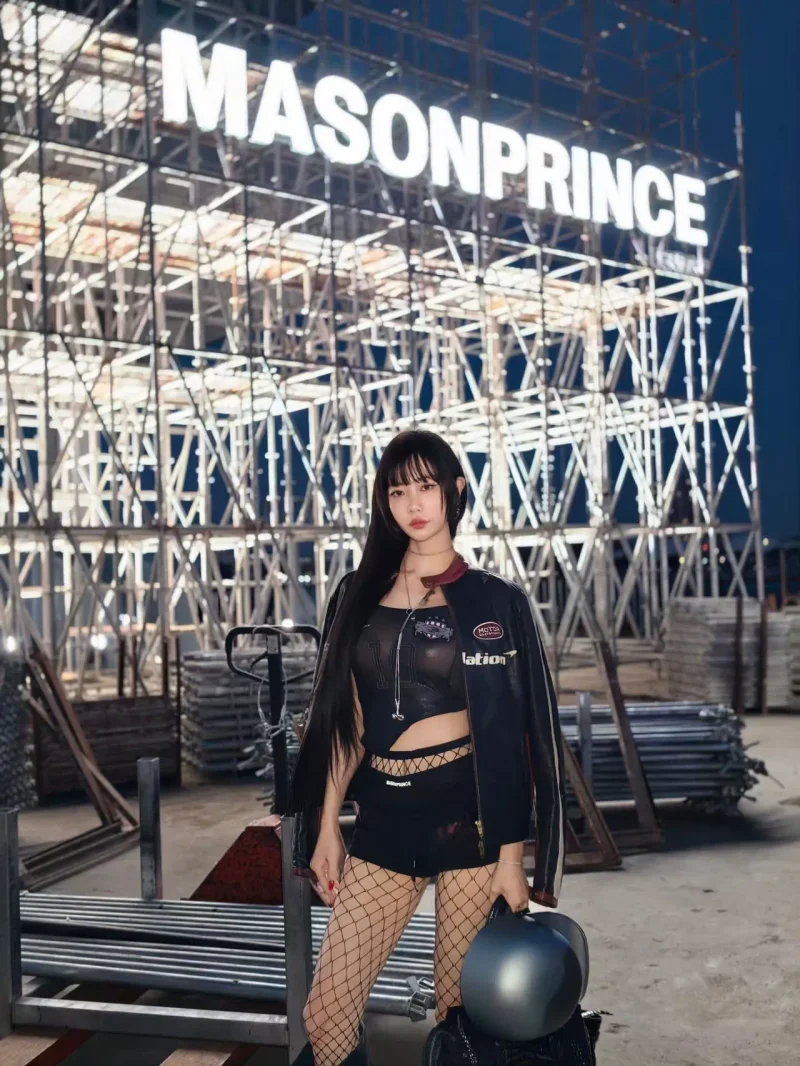 헬멧을 들고 정면을 바라보는 클라라 / 사진=인스타그램 @actressclara