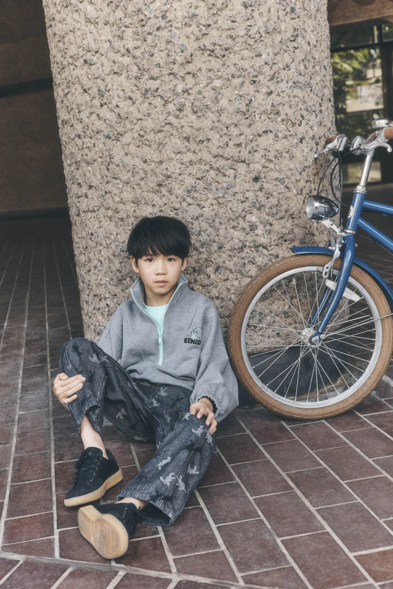 버니 그래픽 하프집업과 데님 팬츠를 매치한 겐조 키즈 FW26 캠페인 / 사진=겐조 키즈