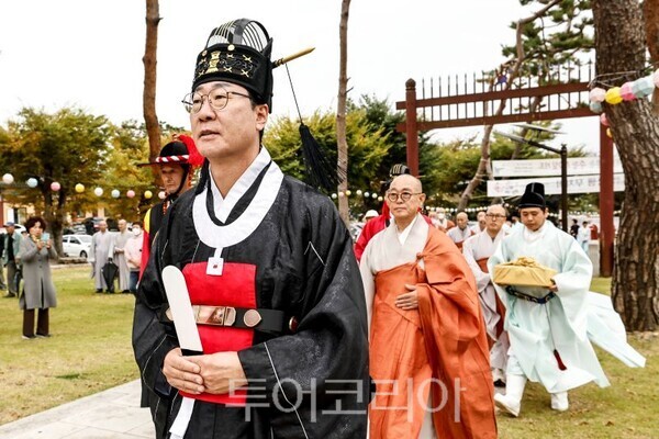 정명근 시장이 전통제례복을 입고 의식에 참여하고 있다/투어코리아뉴스 정명달 기자 사진=화성시
