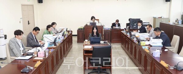 고양시의회 환경경제위원회 안건심사/투어코리아뉴스 김경남 기자 사진=원종범SNS