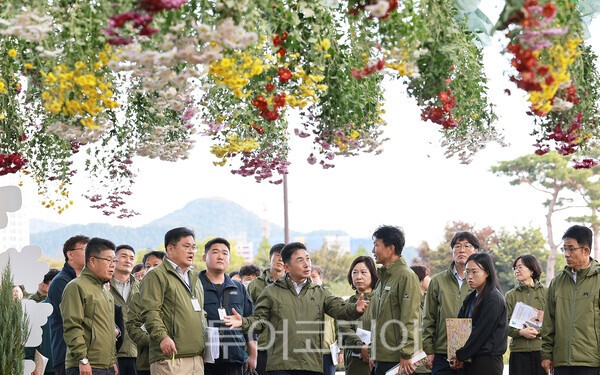 16일 이남오 함평 군수가 공무원들과 오는 23일 개막하는 '2026 대한민국 국향대전' 준비 상황을 점검하고 있다/사진=함평군