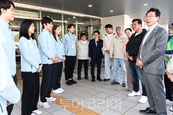 정명근 시장과 이계철 의장이 전축제천 수영선수들을 격려하고 있다/투어코리아뉴스 정명달 기자 사진=화성시