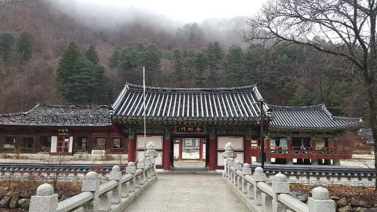 설악산 백담사의 금강문. / 템플스테이