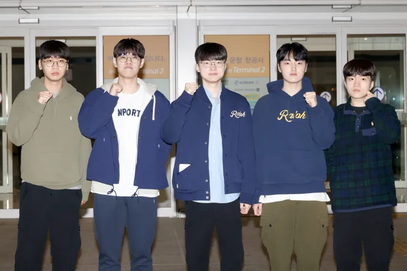 T1 선수단 출국 / 사진=폴로 랄프 로렌