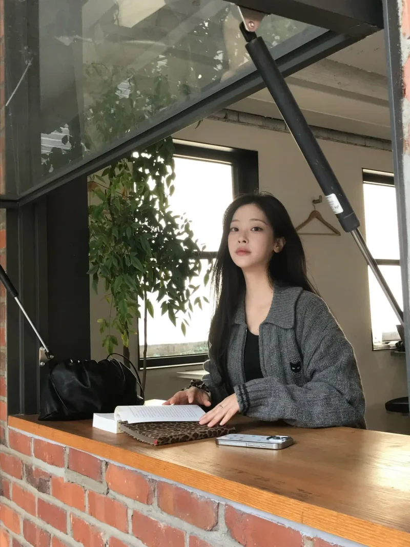 카페 창가에서 책을 보는 최희진 / 사진=인스타그램 @heee_jjinn