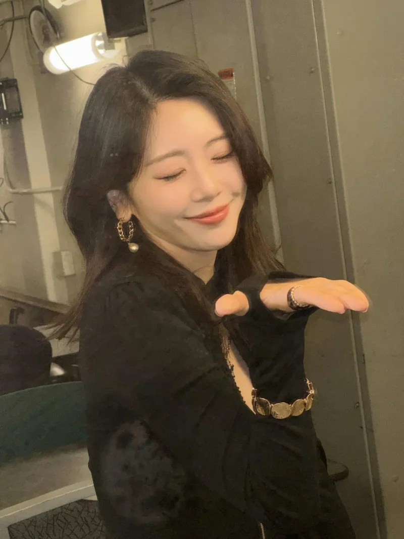 미소 짓는 지유 / 사진=인스타그램 @minjiu__u