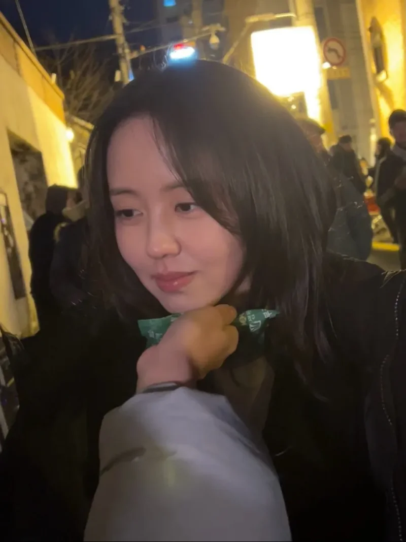 밤 골목에서 미소 짓는 김소현 / 사진=인스타그램 @wow_kimsohyun