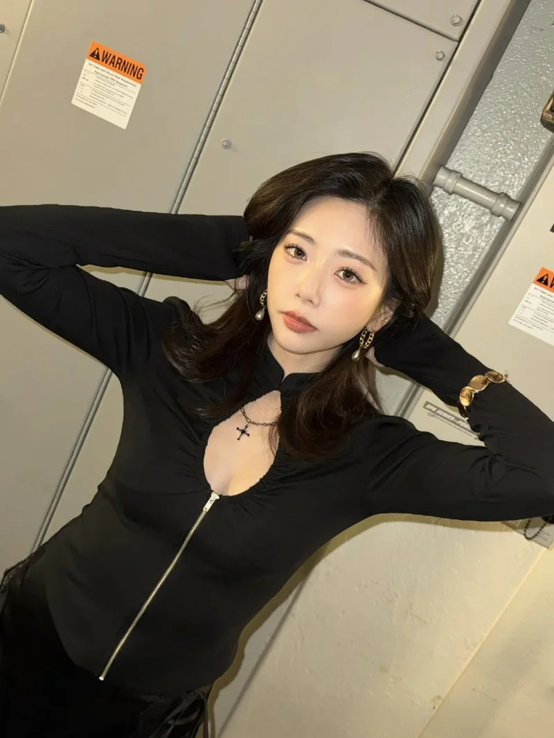 양손을 머리 뒤로 올린 지유 / 사진=인스타그램 @minjiu__u