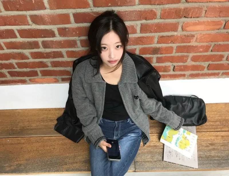 벤치 위에서 카메라를 올려다보는 최희진 / 사진=인스타그램 @heee_jjinn