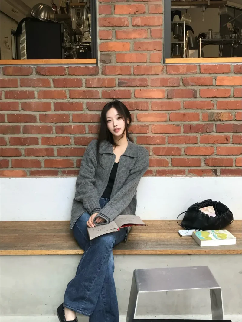 벽돌 벽 앞 벤치에 앉은 최희진 / 사진=인스타그램 @heee_jjinn