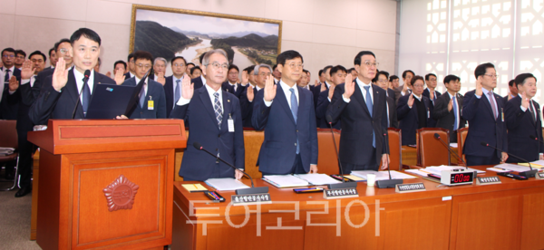 하만식 해양경찰청장이 19일 서울 여의도 국회에서 열린 농림축산식품해양수산위원회의 해양경찰청 등에 대한 국정감사에서 선서를 하고 있다. 2026.10.19. / 투어코리아 이창호 기자