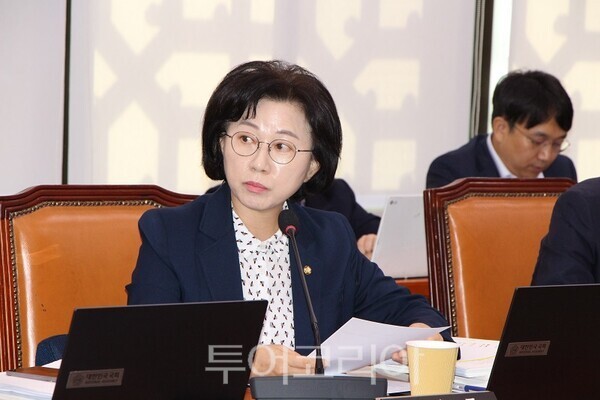 더불어민주당 송옥주 의원이 19일 서울 여의도 국회에서 열린 농림축산식품해양수산위원회의 수산업협동조합중앙회 국정감사에서 질의를 하고 있다. 2026.10.19. / 투어코리아 이창호 기자
