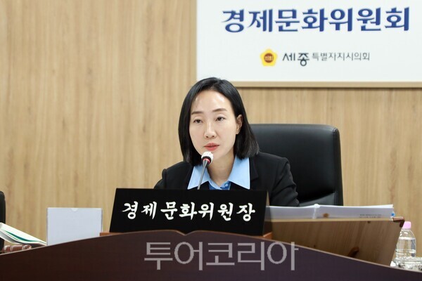 ▲행감에서 질의 중인 김효숙 세종시의회 경제문화위원장 모습. /사진-세종시의회