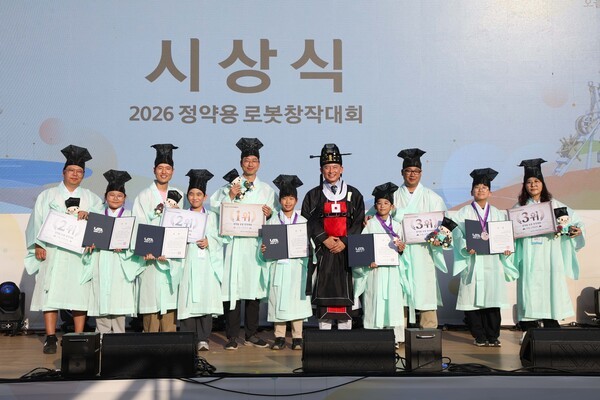 ▲ ‘2026 정약용 로봇창작대회' 수상 어린이·가족과 최현덕 남양주시장(가운데). (사진=남양주시 제공)
