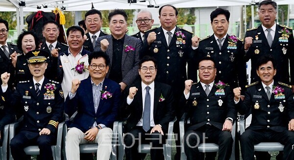 박찬대 인천광역시장이 18일 제물포구구민운동장에서 열린 '제10회 인천시자율방범연합회 직무경진대회'에서 기념촬영을 하고 있다.