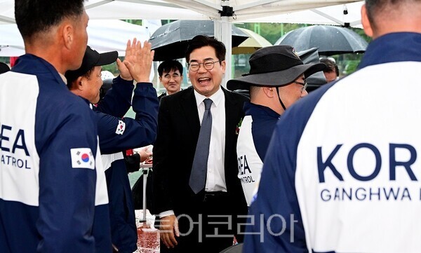 박찬대 인천광역시장이 18일 제물포구구민운동장에서 열린 '제10회 인천시자율방범연합회 직무경진대회'에서 자율방범대원들을 격려하고 있다.
