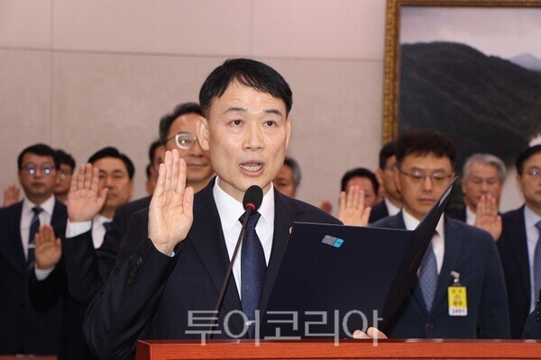 하만식 해양경찰청장이 19일 서울 여의도 국회에서 열린 농림축산식품해양수산위원회의 해양경찰청 등에 대한 국정감사에서 선서를 하고 있다. 2026.10.19. / 투어코리아 이창호 기자