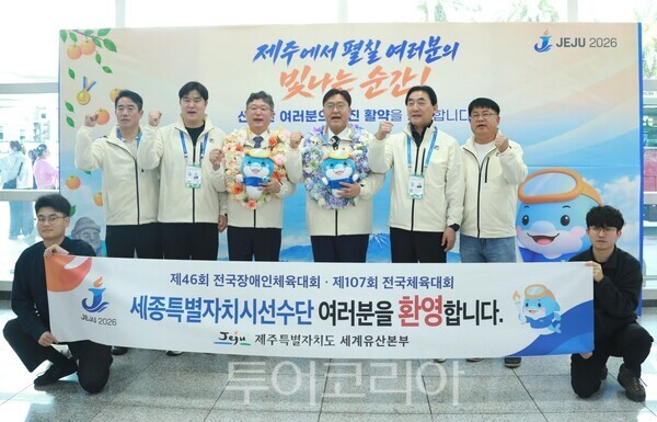▲조상호(오른쪽 세 번째) 세종시장과 안신일(네 번째) 시의회 의장이 지난 16일 오후 6시 제주월드컵경기장에서 열린 ‘제107회 전국체육대회’ 개회식에 참석해 세종시선수단을 격려하고 선전을 당부했다. /사진-세종시