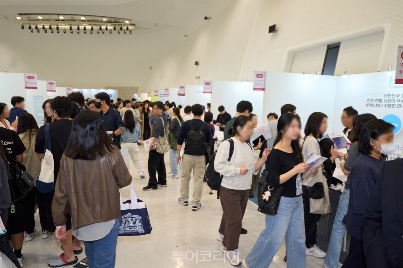 "1 ‘K-Stay EXPO 2026’을 찾은 참관객들이 부스에서 창업 및 운영 관련 상담을 받고 있다 K-Stay EXPO 2026’을 찾은 참관객들이 전시 부스를 관람하고 있다 /사진제공-한국민박업협회