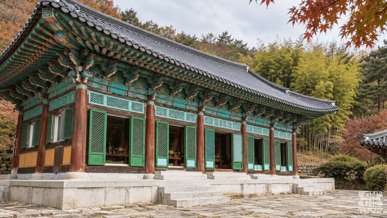 가을빛으로 물든 숲을 뒤로한 경남 양산 홍룡사 대웅전의 모습. (AI 생성) / 온더투어