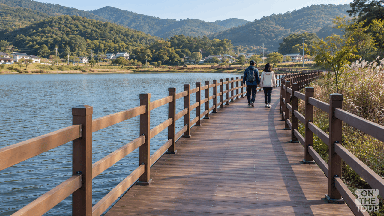 여수 관기저수지 물가를 따라 이어지는 데크길을 걷는 모습. (AI 생성) / 온더투어