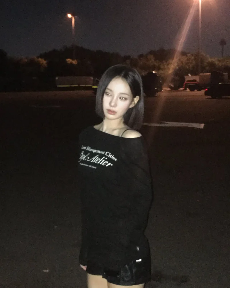 밤 조명 아래 포즈를 취한 유사랑 / 사진=인스타그램 @izna_offcl