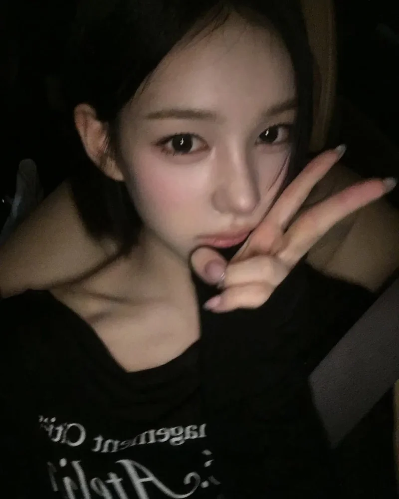 브이 포즈로 셀카를 찍은 유사랑 / 사진=인스타그램 @izna_offcl