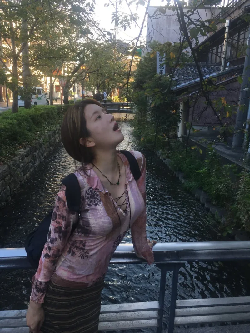 개천 옆 다리 위에서 하늘을 올려다보는 추소정 / 사진=인스타그램 @exychu__