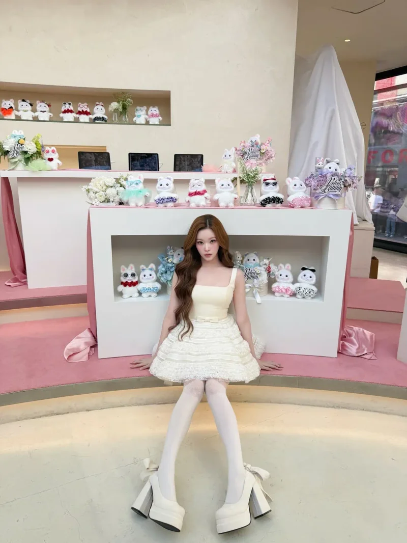 토끼 인형 앞에 앉아 포즈를 취한 츠키 / 사진=인스타그램 @bunny9tsuki