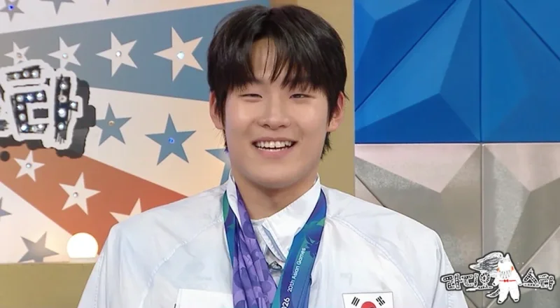 김영범으로 보이는 출연자가 태극기 점퍼를 입고 양팔을 활짝 펼쳤다. / 사진=MBC '라디오스타'