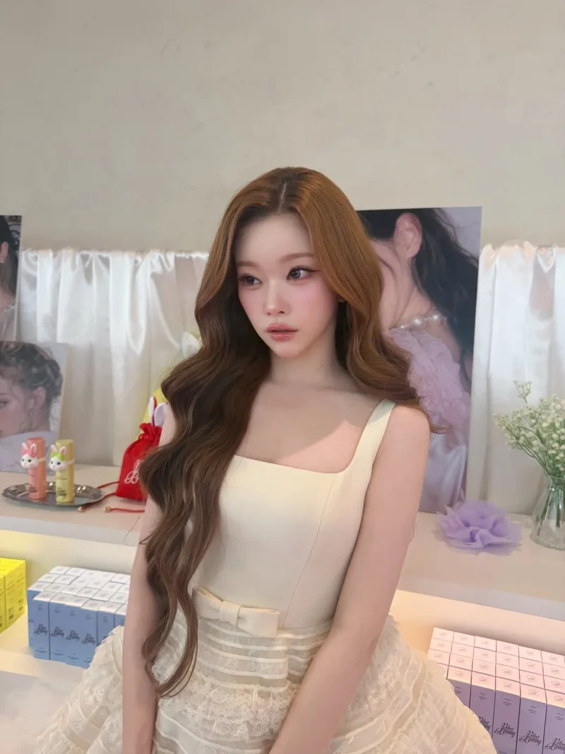 제품 진열대 앞에서 시선을 옆으로 돌린 츠키 / 사진=인스타그램 @bunny9tsuki