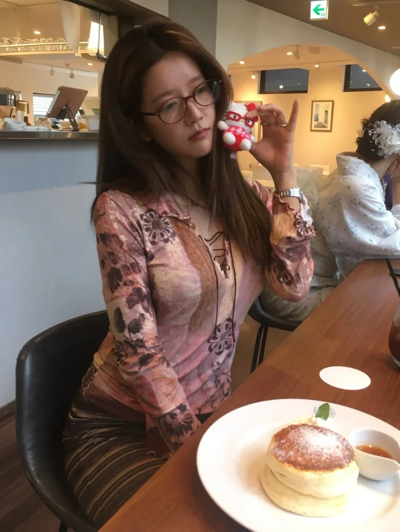 헬로키티 인형을 들고 있는 추소정 / 사진=인스타그램 @exychu__