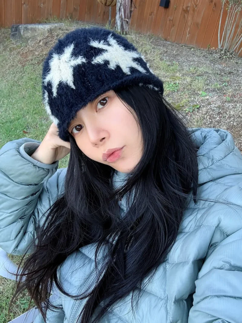 별 무늬 비니를 쓴 솔라 / 사진=인스타그램 @solarkeem