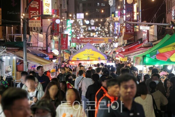 ‘제8회 별빛마당 야시장’과 ‘제2회 김량장 페스티벌 청춘장(場)’을 찾은 시민과 방문객/투어코리아뉴스 정명달 기자 사진=용인시
