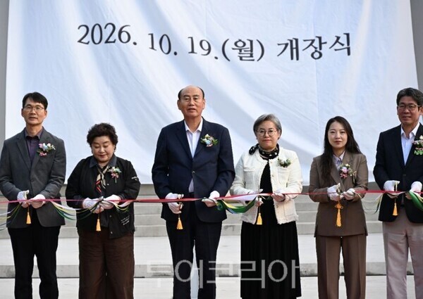복합 관광·문화 공간 ‘소요사이’의 개장식에 참석한 박형덕 시장(가운데)/투어코리아뉴스 정명달 기자 사진=동두천시