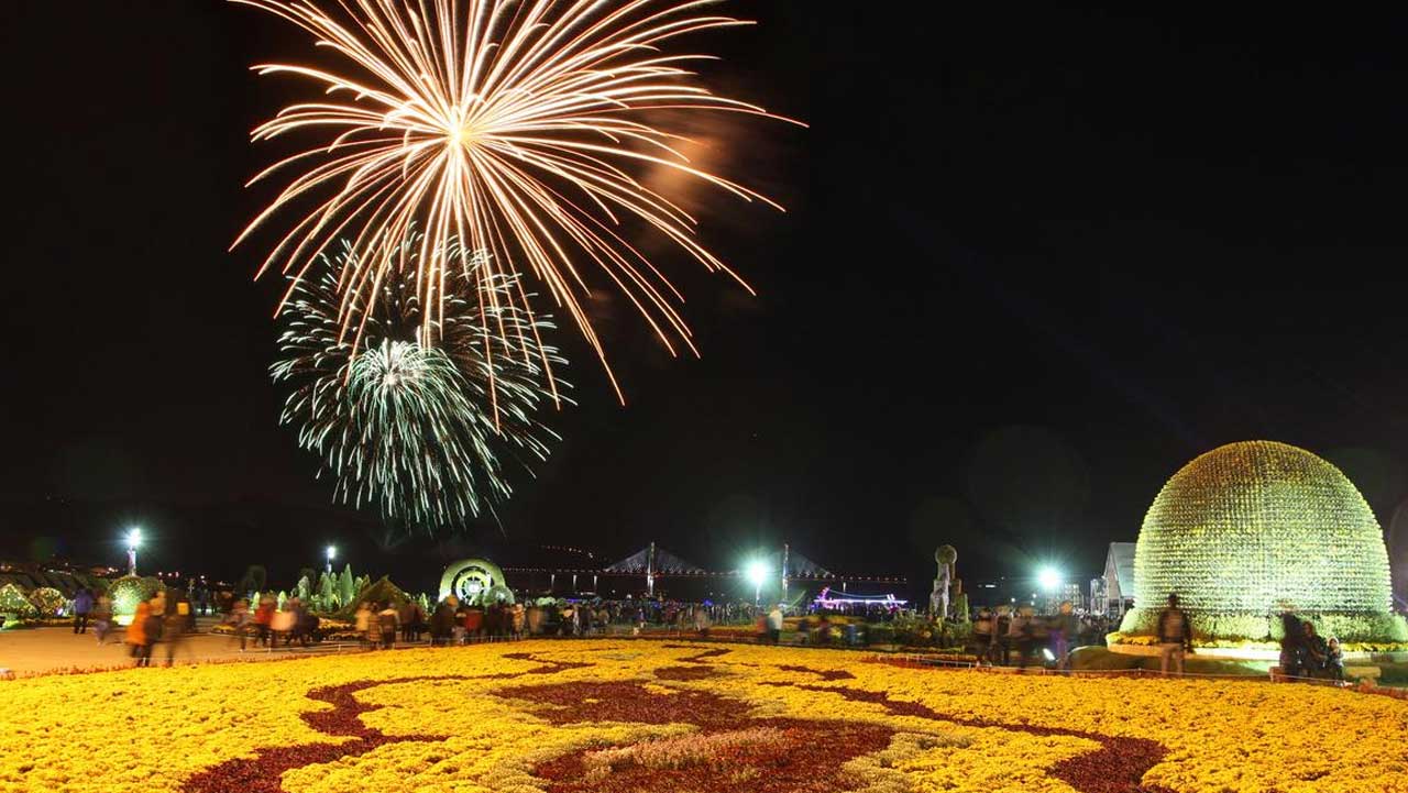 창원 마산가고파국화축제장 밤하늘에 불꽃이 터지고, 국화 꽃밭 위로 관람객이 오간다. / 창원 문화관광체육국 