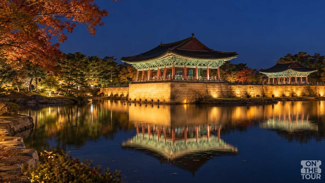 경북 경주 동궁과 월지의 전각과 불빛이 연못에 비친 야경. (AI 생성 이미지) / 온더투어